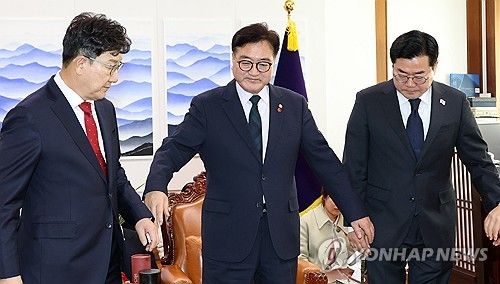 손잡는 여야 원내대표와 우원식 국회의장