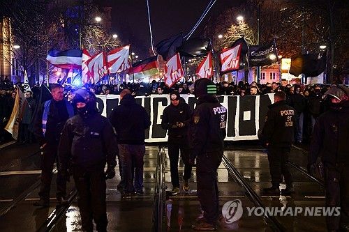 크리스마스 장터 차량 돌진 테러에 항의하는 극우파 시위