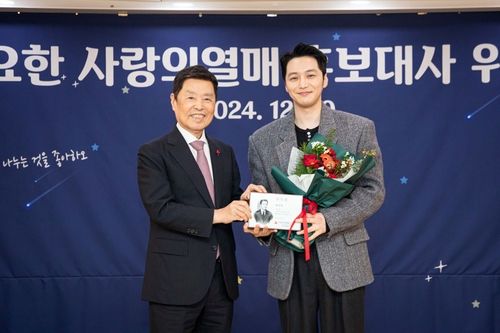 사랑의열매 김병준 회장(왼쪽)과 배우 변요한(오른쪽)