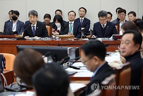 답변하는 이주호 사회부총리 겸 교육부 장관