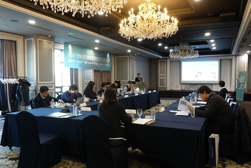 플랫폼 개발 내용 발표하는 전섭 교수