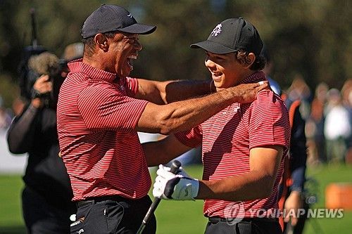 4번 홀 홀인원에 기뻐하는 타이거 우즈(왼쪽)와 아들 찰리