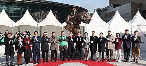 동대구역 광장에 설치된 '박정희 동상'