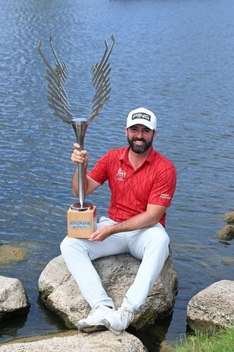 우승 트로피를 든 패리.