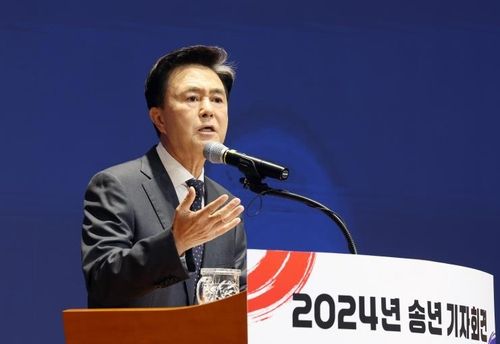 23일 도청에서 송년 기자회견 하는 김태흠 충남지사