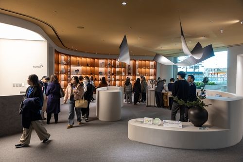 한국전통문화센터를 둘러보는 방문객