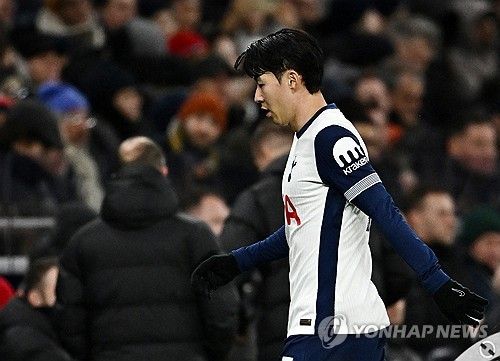 리버풀과의 경기에서 아쉬워하며 교체돼 나가는 손흥민