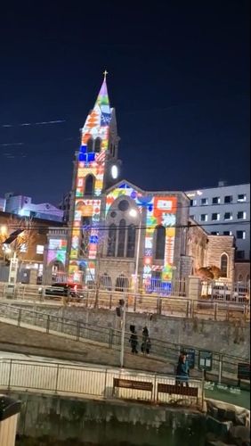 돈암동성당 외벽에 펼쳐진 미디어아트