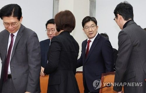 원내대책회의 입장하는 권성동 대표 권한대행