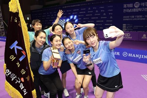 종합선수권 여자단체전 우승 후 셀카 찍는 서효원(맨 오른쪽) 등 한국마사회 선수단