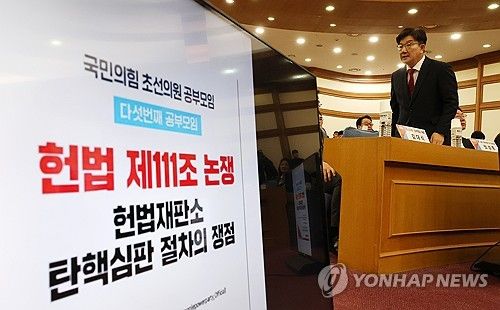 인사하는 권성동 대표 권한대행