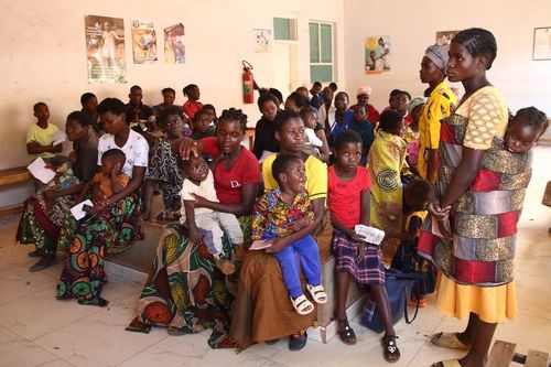 보건소 소아과 진료 기다리는 말라위 난민 캠프 거주자들