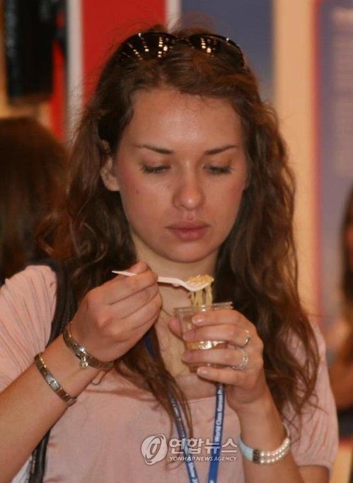 러시아 아가씨도 한국 라면 좋아해요