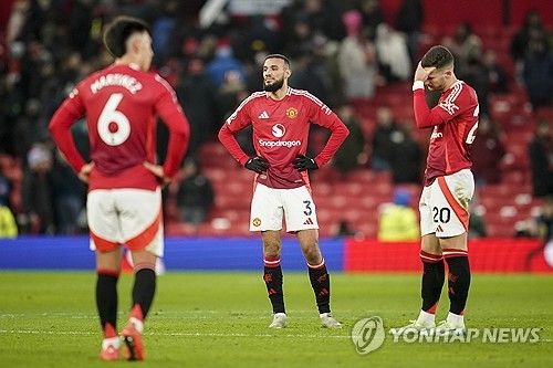 본머스에 0-3으로 진 뒤 허탈해하는 맨유 선수들의 모습.