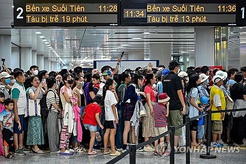 호찌민 지하철에 몰린 시민들