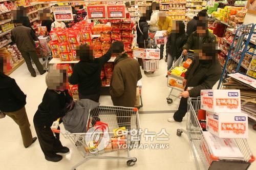 붐비는 라면 판매대