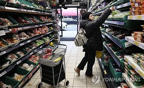 런던의 한 마트에서 장을 보는 시민