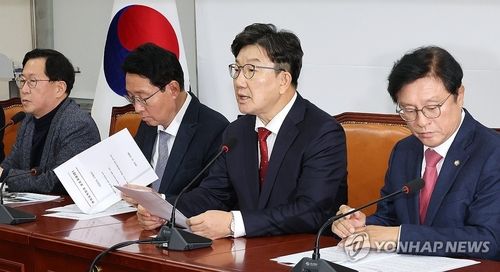 원내대책회의에서 발언하는 권성동 대표 권한대행