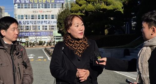 검찰 출석 전 입장 밝히는 강혜경 씨(가운데)