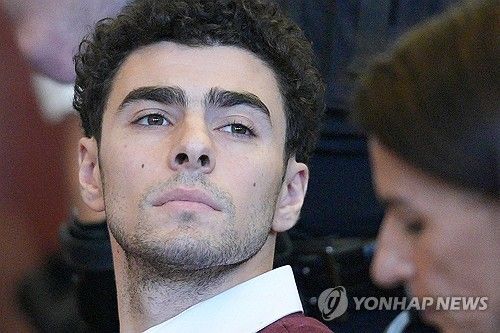 법정 출석한 미국 보험사 CEO 살해 혐의 피고인