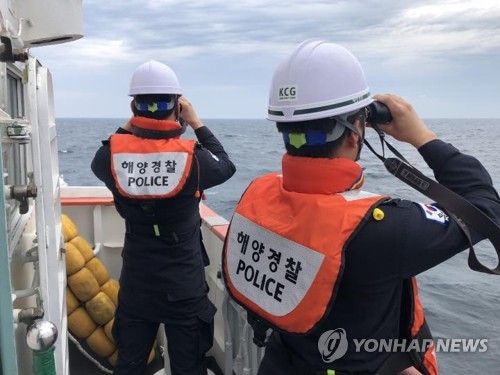 실종 선원 수색하는 해경