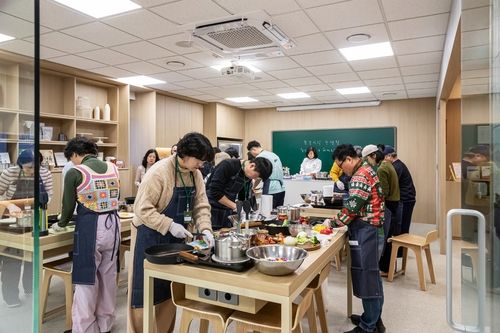 중장년 1인가구 소통 공간 '마음마루'에서 진행되는 요리교실 모습