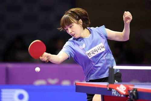 포핸드 공격 펼치는 한국마사회의 서효원