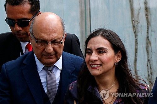 직무 복귀한 에콰도르 부통령(오른쪽)