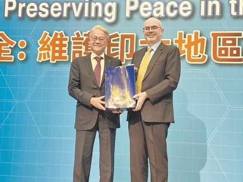 레이먼드 그린 AIT 타이베이 처장(오른쪽)