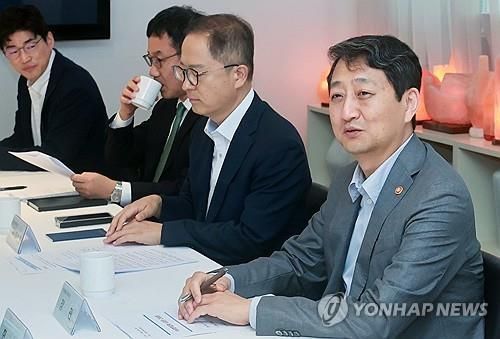 (서울=연합뉴스) 안덕근 산업통상자원부 장관이 지난 7월 19일 서울 중구 달개비 컨퍼런스하우스에서 열린 석유화학업계 간담회를 주재하고 있다.[산업통상자원부 제공. 재판매 및 DB 금지]