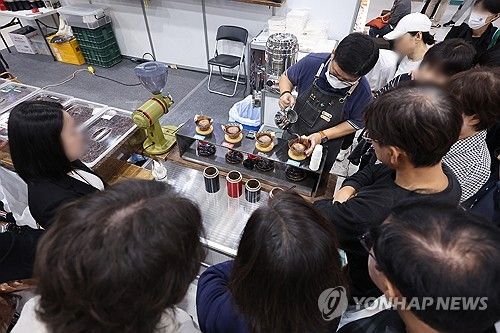 드립커피 기다리는 관람객들