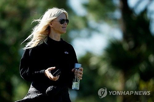 아들 찰리의 경기를 보러 경기장에 나타난 엘린 노르데그렌.