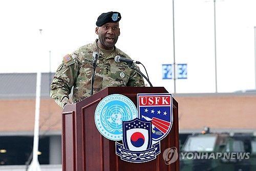 취임사 하는 제비어 브런슨 신임 사령관