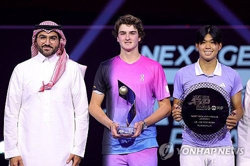 우승한 폰세카(가운데)와 준우승자 티엔(오른쪽)