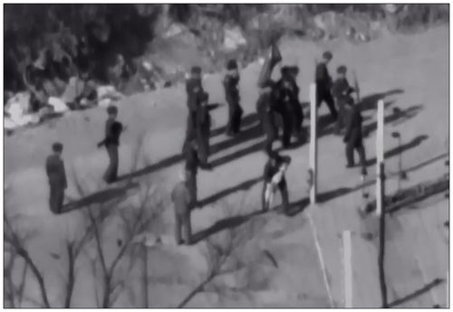 전기철책에 동물 실험하는 북한군