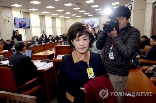 전체회의장서 퇴장하는 박선영 진실화해위원장