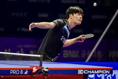 서브 넣는 삼성생명의 조승민