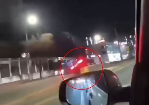 역주행하던 중 중앙분리대를 들이받아 휘청이는 승용차