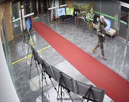 양구군청 들어오는 군인