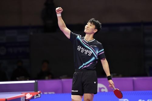 승리 후 기뻐하는 삼성생명의 이상수