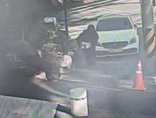 성탄절 전야 지구대에 선물 두고 가는 모습