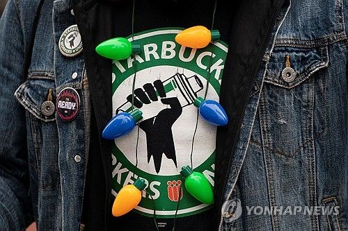 24일(현지시간) 시애틀에서 파업 시위하는 스타벅스 노동자 