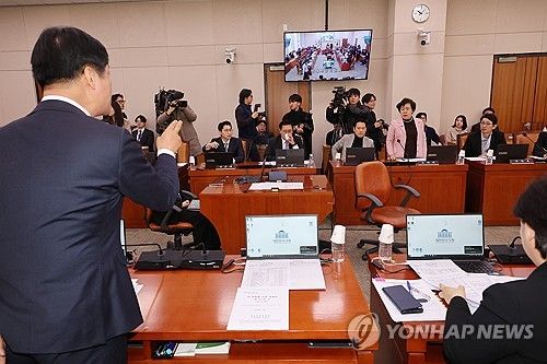 법사위 언쟁하는 여야