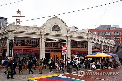 24일(현지시간) 미 시애틀 '스타벅스 리저브 로스터리' 매장 앞파업에 나선 노동자들이 시위하고 있다. 