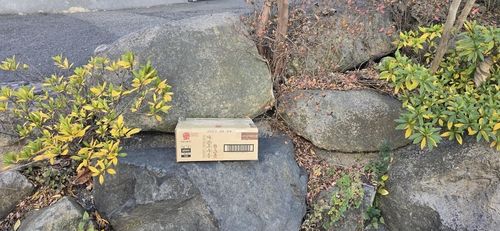 지구대 앞에 놓여 있는 박스