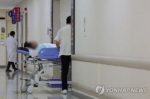 서울 시내 한 대학병원에서 병상에 누운 환자가 대기하고 있다.