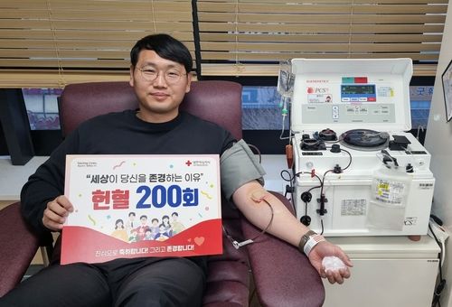 헌혈하는 김성호 계장