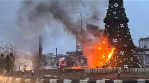 시리아에서 불에 탄 크리스마스 트리. 왼쪽 복면 쓴 이들의 소행.