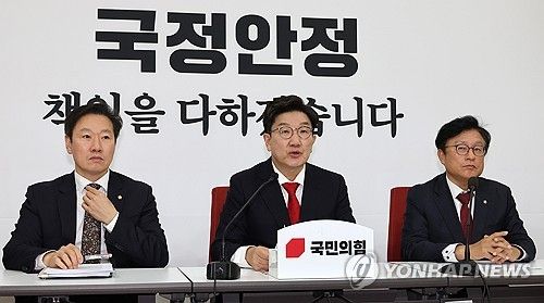 현안 관련 발언하는 권성동 당 대표 권한대행