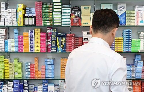 서울 한 약국에서 약사가 약을 정리하고 있다